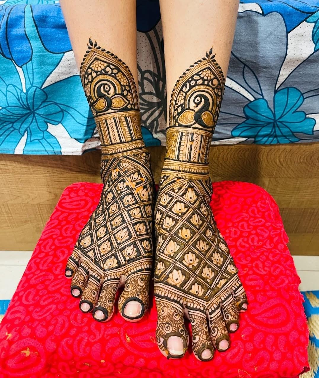 Elegant bridal mehndi design with floral motifs