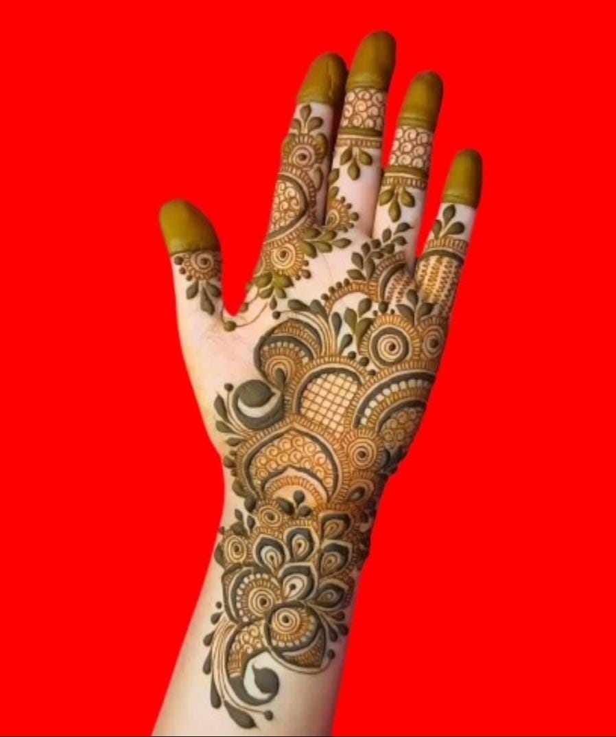 Beautiful Mehndi design for Karwa Chauth.